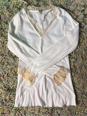 gimmicks by BKE White Ribbed Long Sleeve Tee with Cream Lace Trim